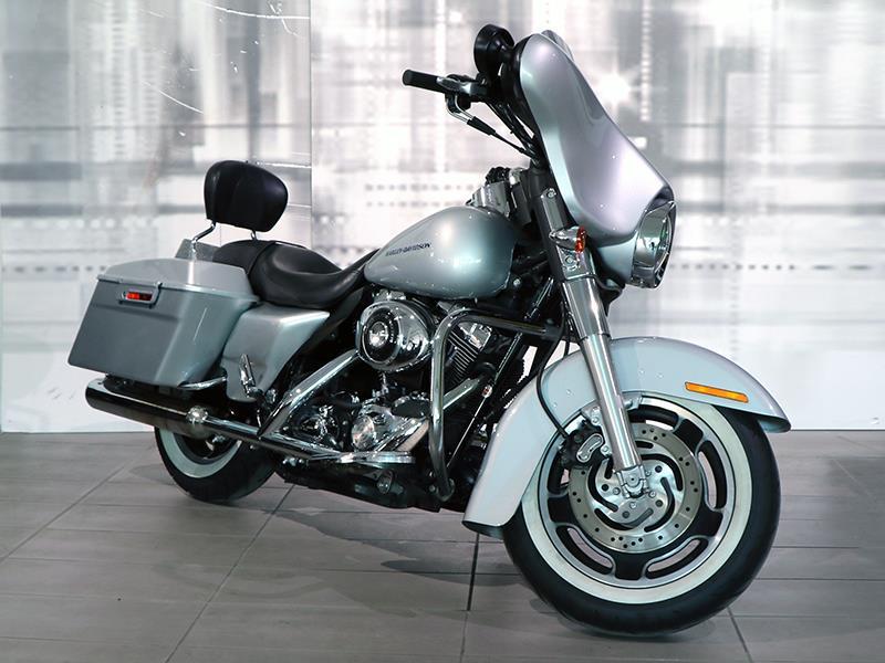 Harley Davidson Street Glide Platinum 1450 FLHXI colore grigio usato in  vendita