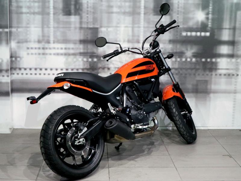 Ducati Scrambler Sixty2 400 colore atomic tangerine usato in vendita