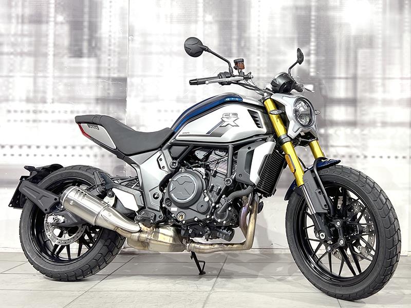 CFMoto 700 CL-X Heritage Blu usata - moto scrambler