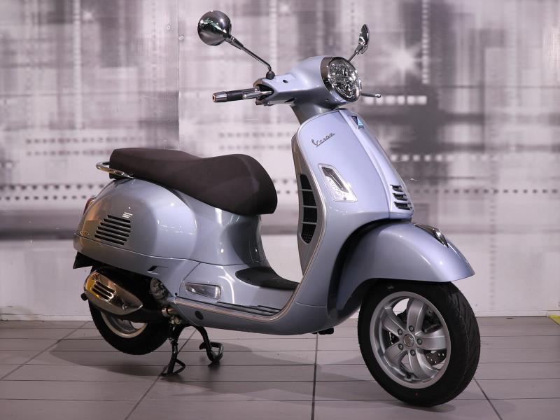 Piaggio Vespa GTS 300 HPE ABS colore grigio delicato aziendale in