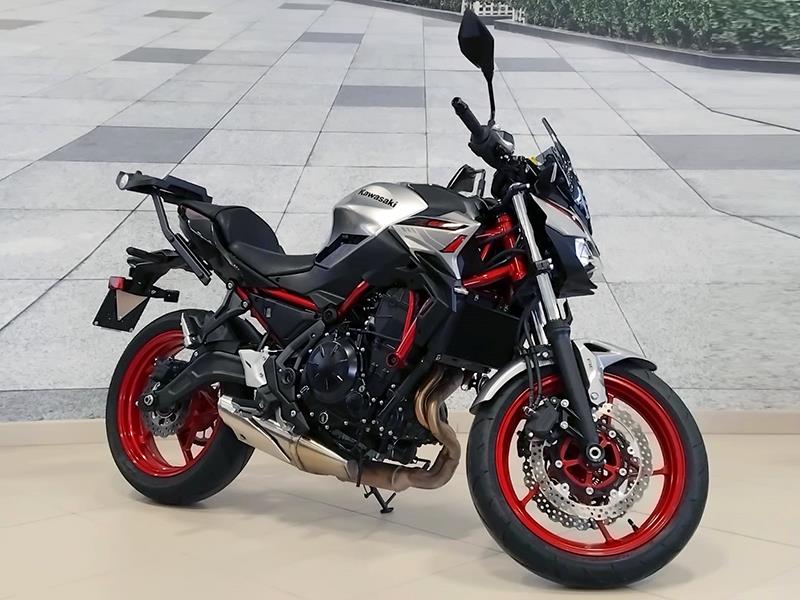 Kawasaki Z 650 Plus Silver/Red usata - moto naked