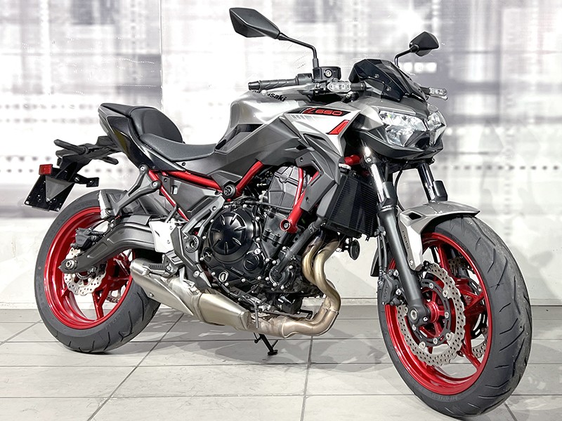 Kawasaki Z 650 depotenziata Silver/Red usata - moto naked