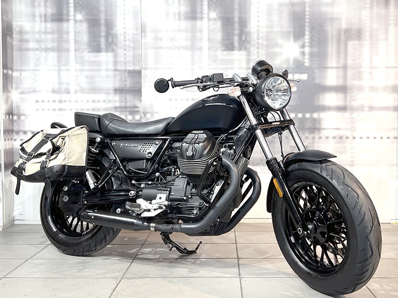 Moto Guzzi V9 Bobber Nero opaco usata - moto scrambler